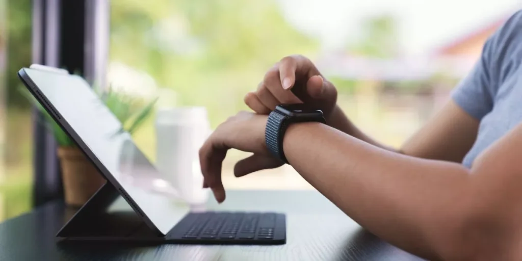 How Wearable Gadgets Enhance Workplace Productivity